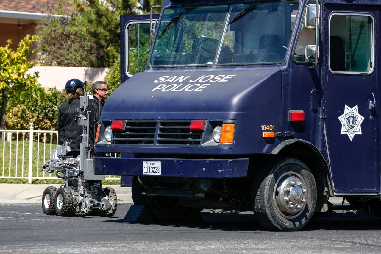 Oficiales del Alguacil dijeron que también recibieron reportes sobre la presencia de artefactos explosivos en el edificio. Los escuadrones antibombas se encuentran presentes en el lugar.