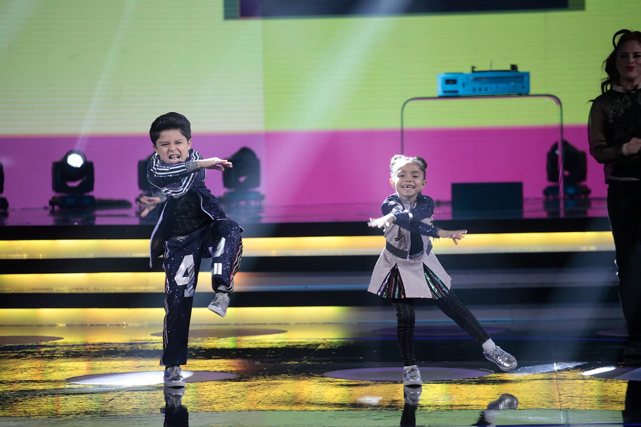 El pequeño de 9 años y la niña de 7 interpretaron la coreografía de la canción 'Sax', de Fleur East.