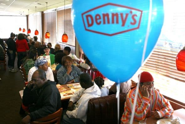 OFERTAS GASTRON"MICAS: También miembros del DC Health Links (Mercado de salud en Washington DC) salieron a las calles entre las 2 y las 4am y se valieron las ofertas gastronómicas de Denny´s (uno de los sitios más visitados por los jóvenes en la madrugada) para montar otro evento de captación.