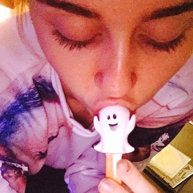 Miley ya está más que lista para la noche de brujas, ella ama los dulces de fantasmitas.