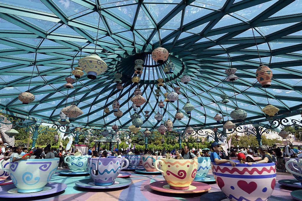 <b>19. Disneyland Paris en Marne-la-Valleée, Francia. </b>Este es el 
<i>Mad Hatter's Tea Cup, </i>un clásico de los juegos mecánicos con vistoso diseño para este parque europeo. Foto: BERTRAND GUAY/AFP/Getty Images.