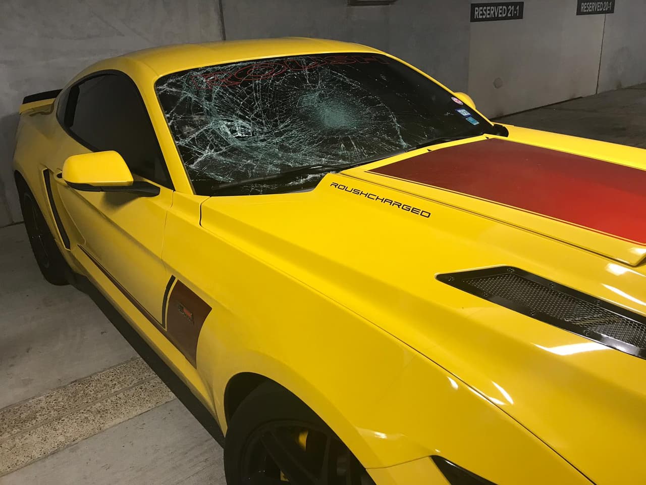 Varios residentes de los apartamentos Campión Trail, en Irving despiertan la mañana del lunes y encuentran sus carros vandalizados. Por ahora se sabe de 45 carros que fueron destruidos. Noticia en desarrollo.
<br>