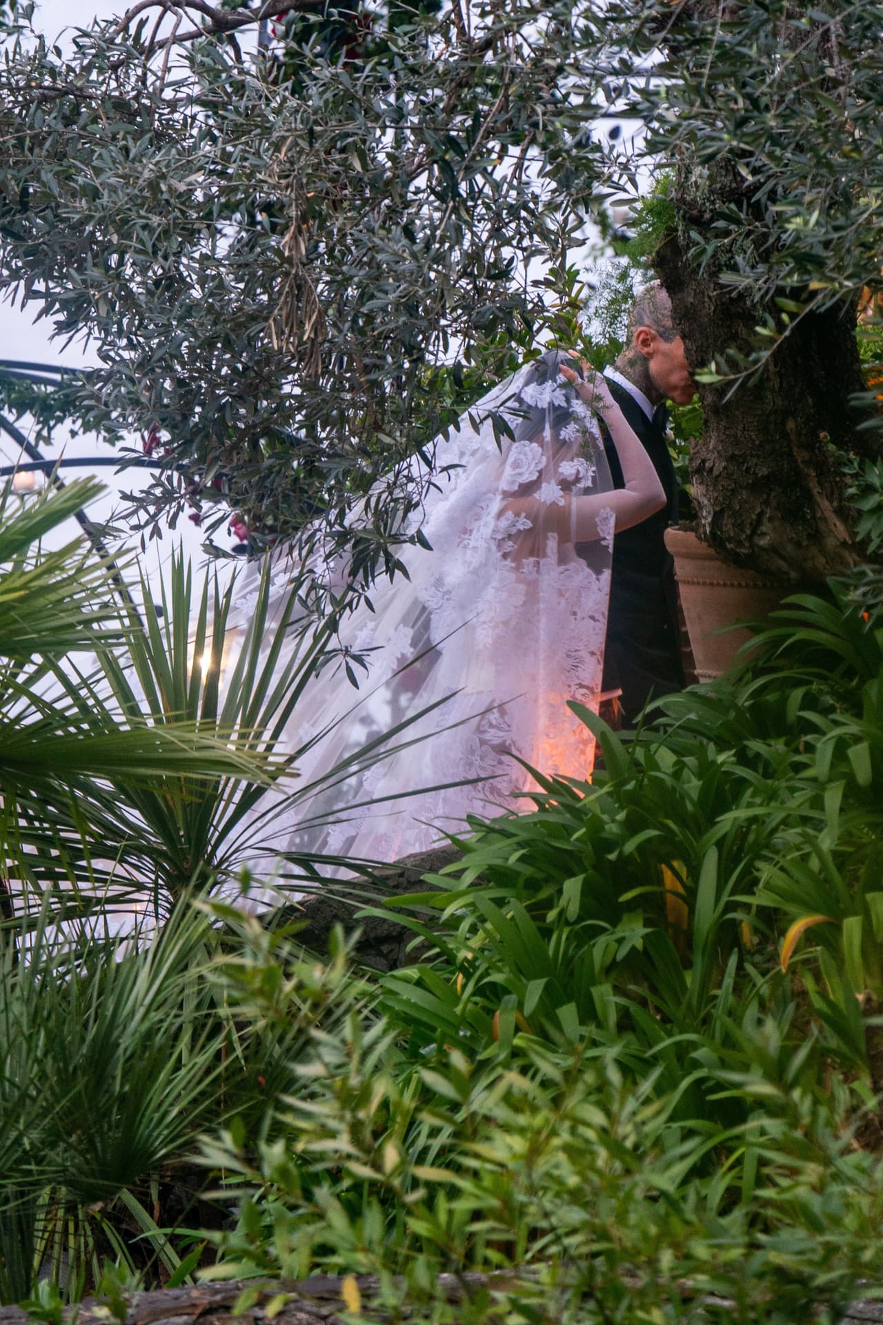 De acuerdo con la reseña de Harper’s Bazaar, gran parte del look que usó Kourtney Kardashian el día de su boda tuvo reminiscencias a un estilo gótico. 
<br>