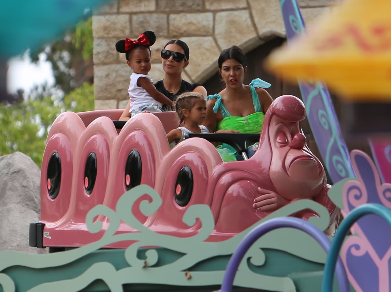 Kourt intentó calmar a la festejada.