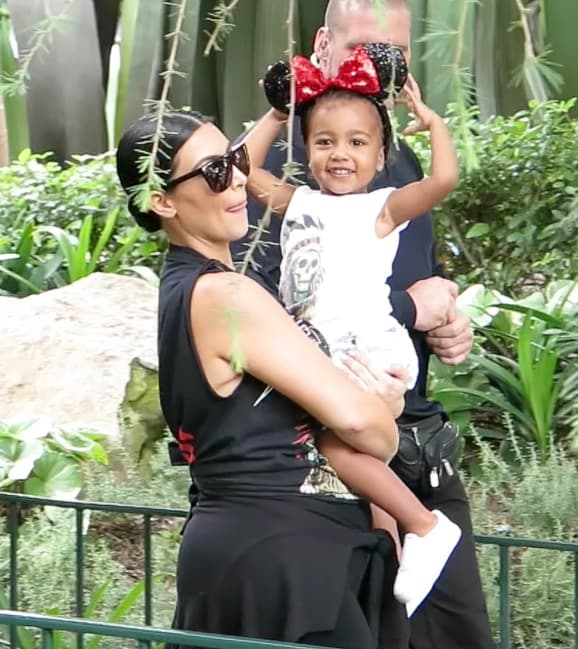 Las Kardashian en Disney por los tres años de Penélope.