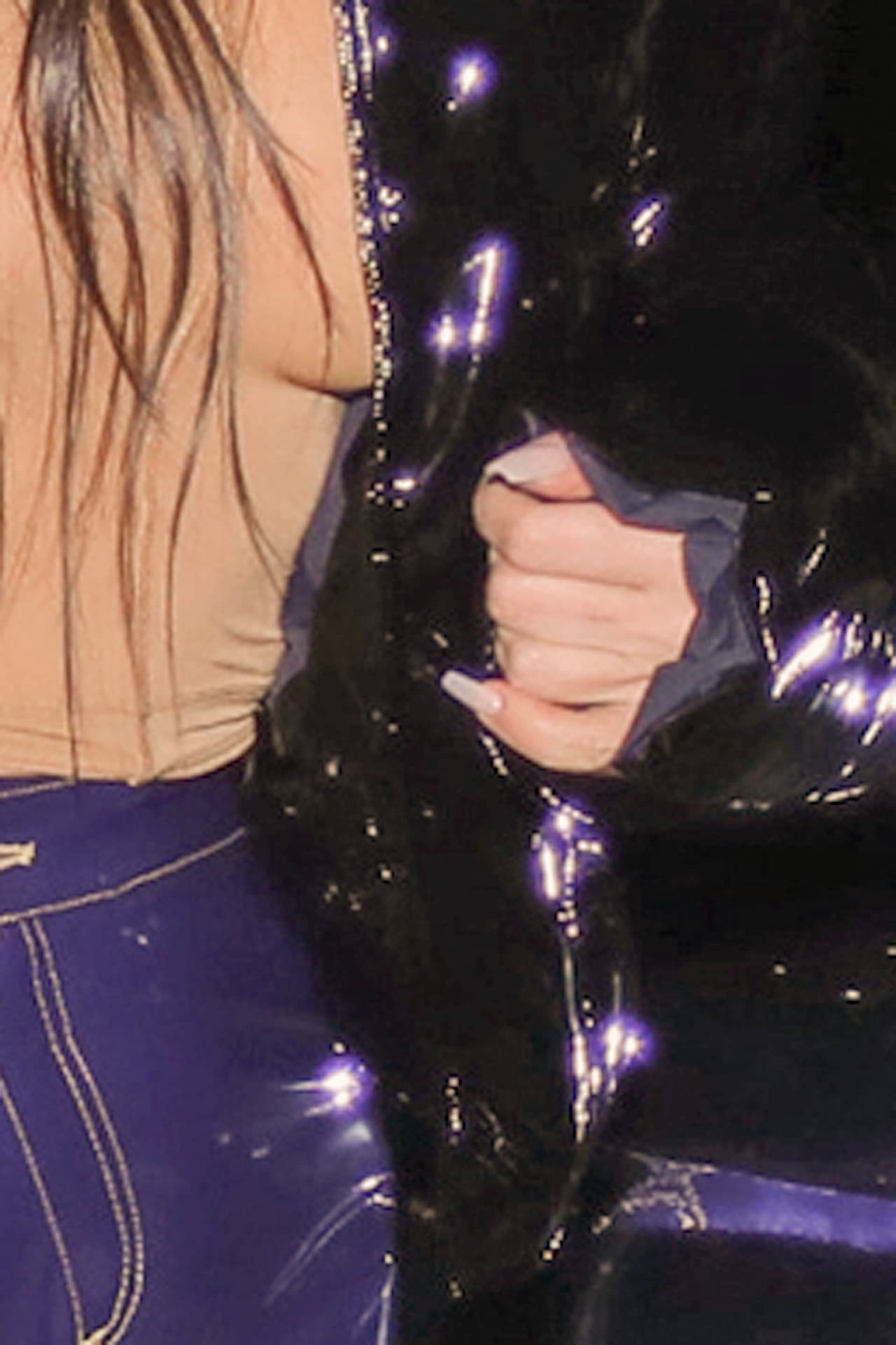 El acercamiento a su mano deja claro que la joya no estaba ahí.