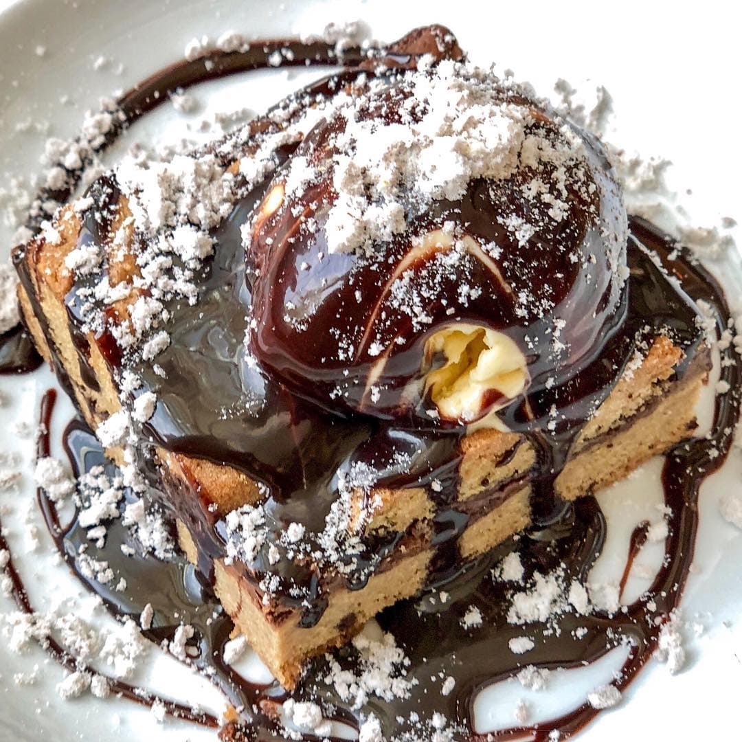 <b><a href="https://stceciliaatl.com/">Número 1: St. Cecilia (3455 Peachtree Rd NE, Atlanta)</a></b>. El estilo culinario de este restaurante está fuertemente influenciado por la costa europea. El menú incluye buenos aceites de oliva, pasta simple pero perfecta, pescado asado a la leña y productos del sureste, y -por supuesto- helado.