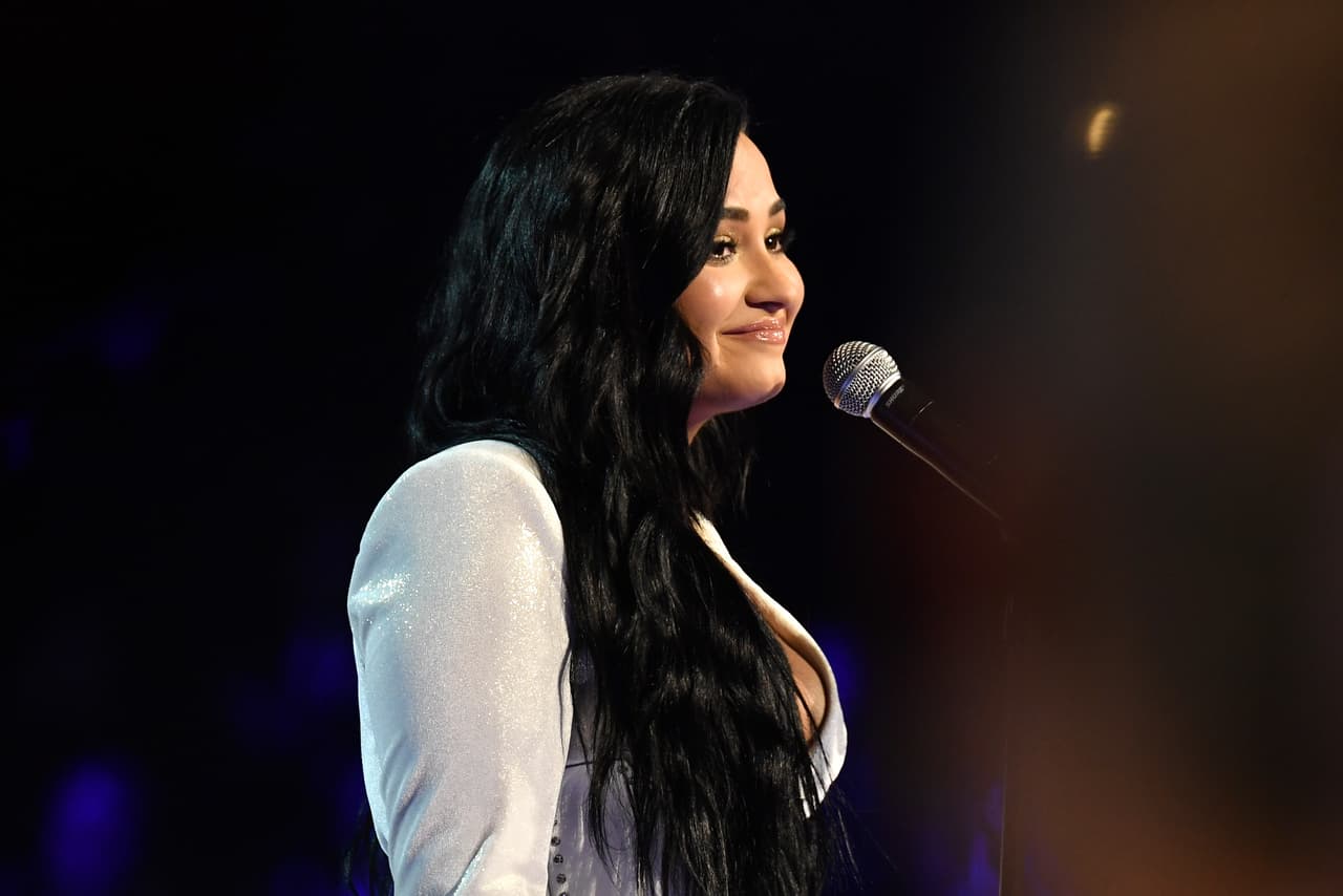 "Si me equivoco, 
<b>todos estarán sobre mí</b>", comentó, "no voy a leer los comentarios, pero hay tanta presión al cantar el himno nacional".
<br>