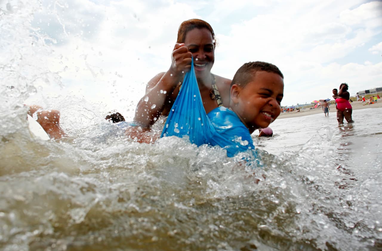 Importante tener bien protegidos a los menores, como en este caso, en la playa de Rockaway, en Queens.