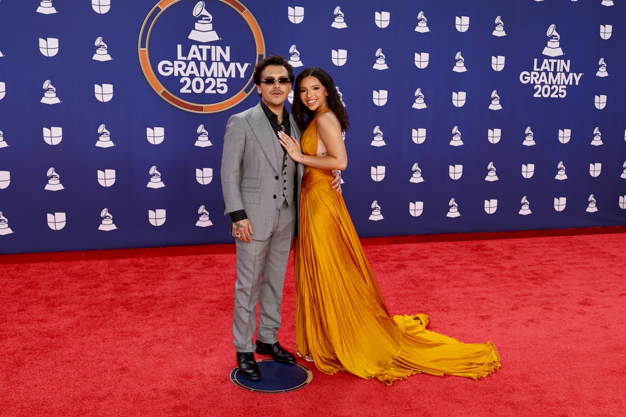 Christian Nodal y Ángela Aguilar en los Latin GRAMMY 2025.