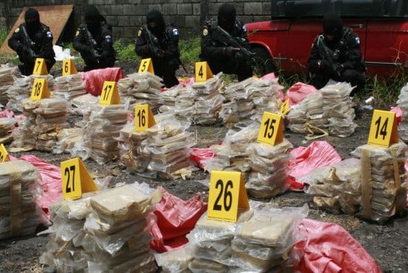 El trasiego de cocaína, heroína y marihuana es ejecutado, según el medio, por organizaciones que están identificadas como “Los Mendoza”, “Los Leones”, “Los Lorenzana” y “Chamalé”.