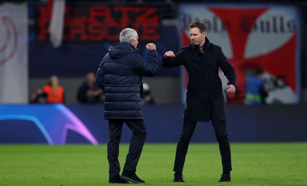 Julian Nagelsmann y Jose Mourinho saludandose previo al partido entre Leipzig y Tottenham de la Champions League.