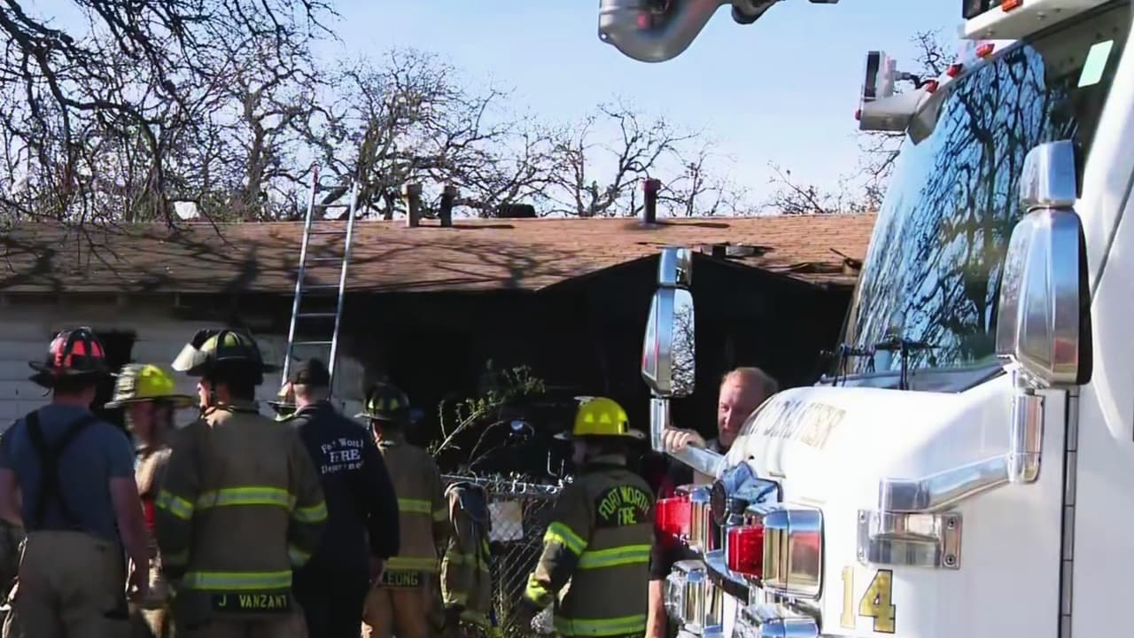 Una persona hospitalizada tras incendio en Fort Worth: Bomberos confirmaron la muerte de tres perros