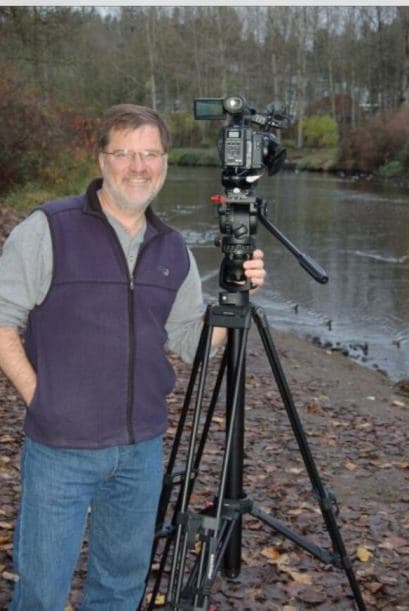 Según Komo News, una de las cosas que más amaba Bill Strothman era el permanecer detrás de la escena. Fotografía tomada de Komo News.