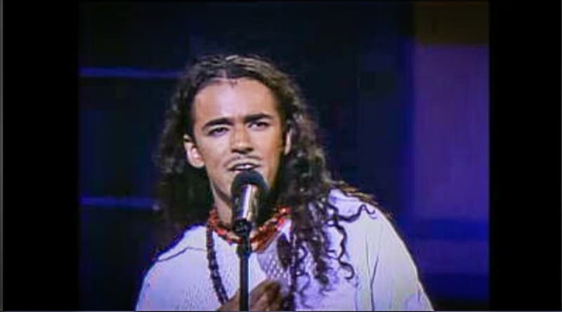 Café Tacvba cantó 'María'. La banda mexicana llevaba entonces escasos cuatro años de haberse consolidado como un grupo en forma y un año de haber firmado un contrato con Warner Music, en 1992.