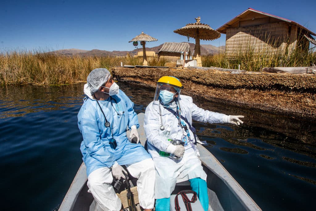 Trabajadores sanitarios vacunando en las islas de los Uros, en el lago Titicaca del sur peruano.