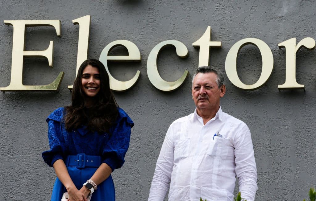 El candidato presidencial nicaragüense por el partido Alianza Ciudadana por la Libertad (ACXL) Oscar Sobalvarro (R), y su compañera de fórmula Berenice Quezada, Miss Nicaragua 2017, son vistos fuera del edificio del Consejo Supremo Electoral (CSE) en Managua el 2 de agosto de 2021, después de registrar su candidatura para las elecciones del 7 de noviembre.