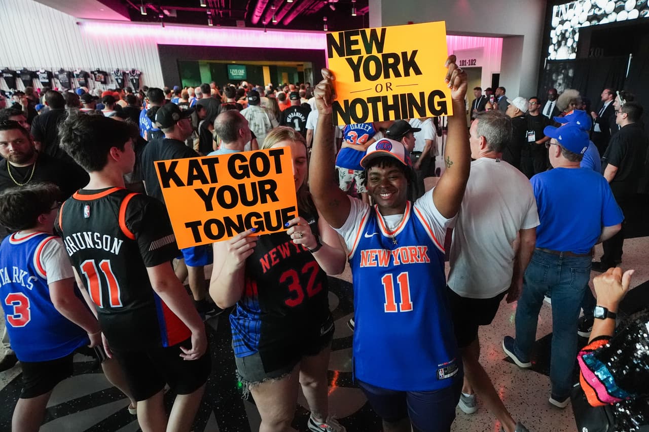 Aficionados de los New York Knicks llegan antes del quinto partido de las Finales de la NBA contra los San Antonio Spurs, el sábado 13 de junio de 2026, en San Antonio.