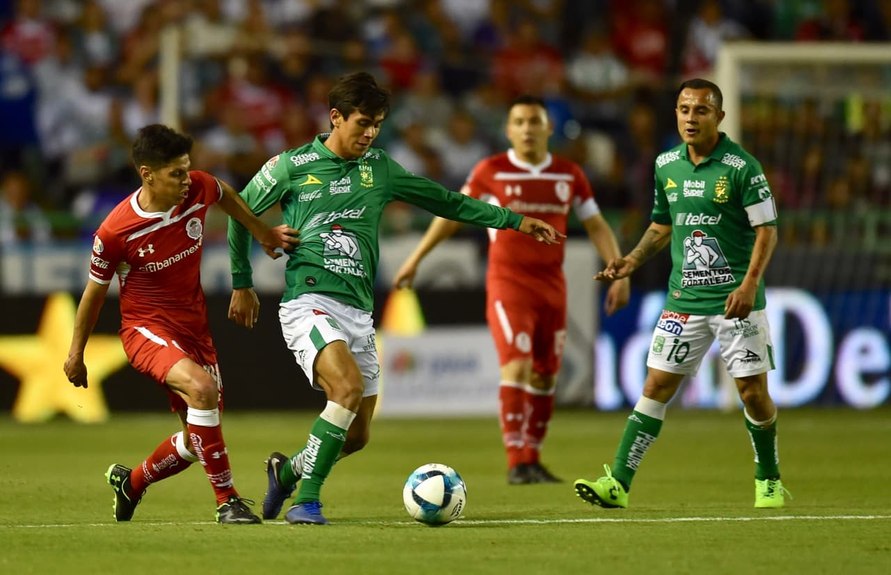 El partido se disputó con intensidad en cada palmo del terreno de juego y eso complicó las jugadas de creación para ambos clubes.