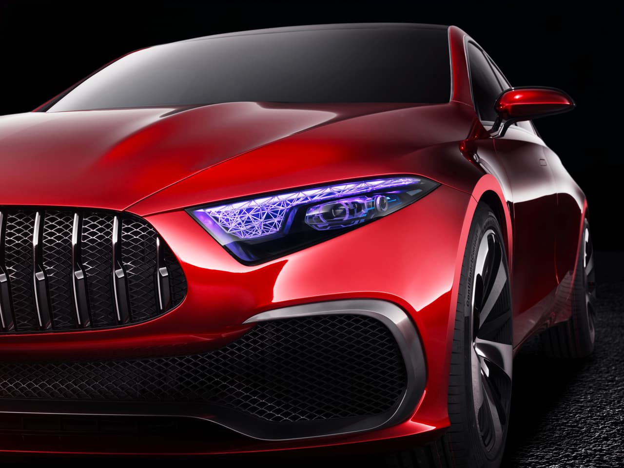 Los contornos laterales superiores de la parrilla Panamericana demarcan los limites internos de las estilizados faros delanteros que se proyectan a los lados de las trompa y terminan antes del inicio de los arcos de las ruedas. El resultado es un inconfundible pero muy modernizado sabor Mercedes-Benz. Los faros incorporan grillas internas cubiertas en pintura ultravioleta que les permiten proyectar luces de distintos colores dependiendo de la función que estén cumpliendo (iluminación de manejo diurno, señal de cruce, señal de emergencia e iluminación frotal).