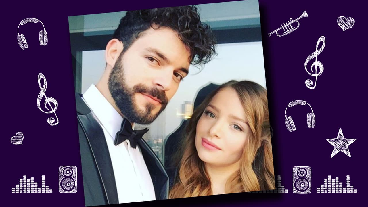 Adrián y Sandra se conocieron durante las grabaciones de la telenovela Rosario en 2013. El actor participó en el reality Protagonistas y es todo un galán. La relación de ambos es como todo un cuento de hadas. Ambos disfrutan compartir con la familia, practicar deportes extremos y mantenerse en forma. Adrián apoya 100 por ciento a Sandra en esta nueva aventura musical. Esta parejita y nos encanta y esperamos duren mucho tiempo.