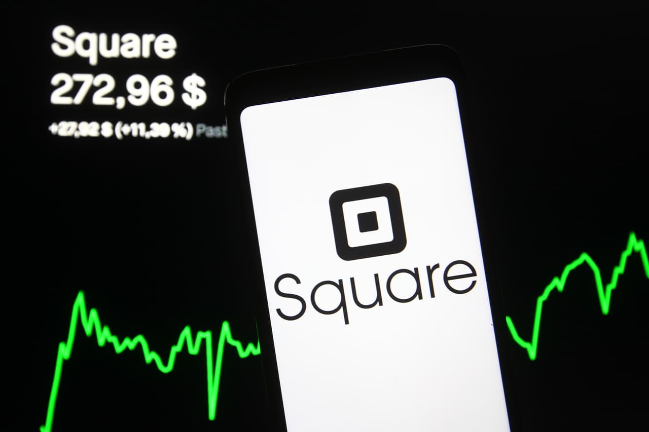 <b>Inversiones, viajes, transporte, mercadeo, compras, pagos, negocios: el dinero viaja a través del teléfono móvil</b>
<br>
<br>Airbnb, Uber, Instacart, Slack, Gofundme, Venmo, Instagram, Mint y RobinHood, por nombrar solo algunas de las más populares aplicaciones, existen desde hace alrededor de una década o menos. Estas herramientas se enfocaron especialmente en las finanzas, los negocios y la economía, e incorporaron al teléfono otros aspectos de la vida cotidiana más allá de las redes sociales.
<br>
<br>Alquilar vacaciones, comprar víveres, recaudar fondos, transferir dinero, hacer presupuestos familiares, promocionar un producto y hasta invertir en la bolsa hoy es más fácil gracias a estos desarrollos. 
<br>
<br>Uno de los más influyentes ha sido el sistema Square, una forma de pago con tarjeta a través del teléfono que 
<a href="https://stacker.com/stories/3789/25-major-technological-advances-last-decade"><u>se convirtió en un importante punto de apoyo para los pequeños negocios</u></a>. 
<br>