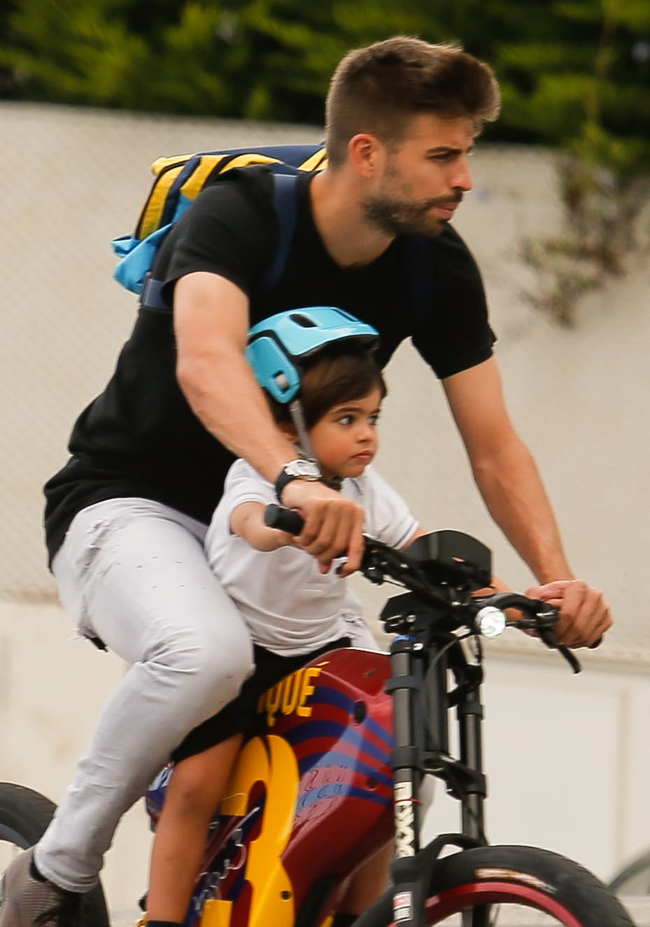 Cuidó muy bien a su pequeño Milan, con un adorable casco azul.