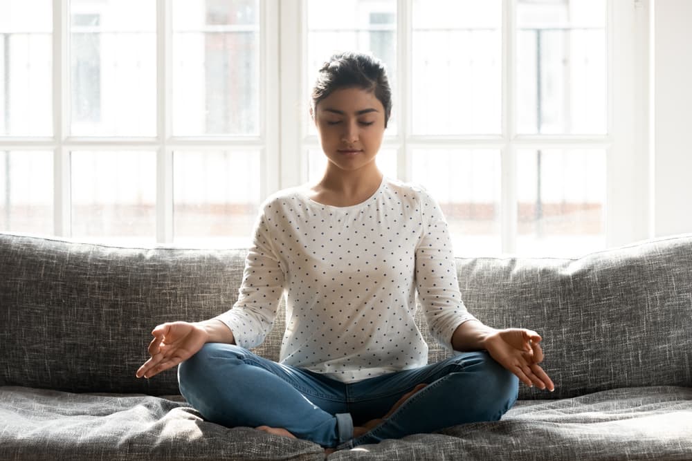 Por eso, también vale la pena que investigues algo de meditación, que puedes hacer en la comodidad de tu propio hogar.