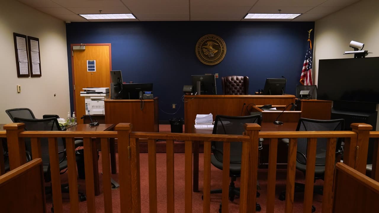 Así operaba una banda que montó una falsa corte virtual para engañar a inmigrantes en Estados Unidos