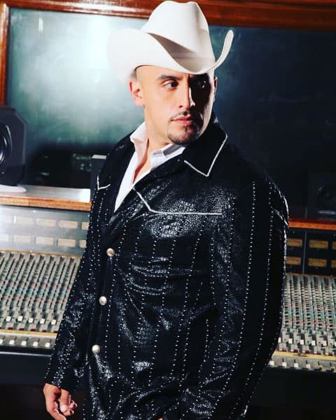 Este galán es Juan, otro de los tres hermanos varones de Jenni.