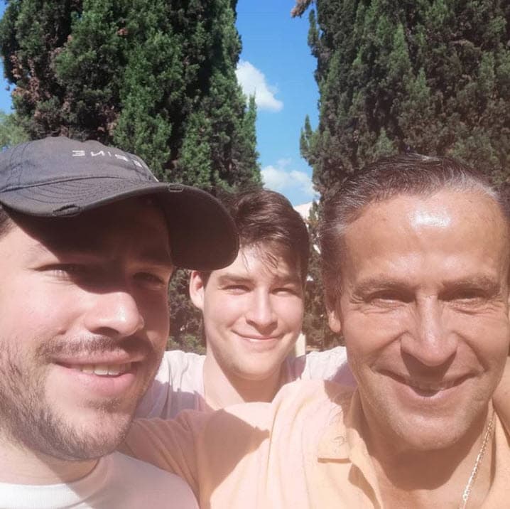 "Claro, a los tres los extraño", admitió en 
<b><a href="https://www.tvnotas.com.mx/noticias-espectaculos-mexico/alfredo-adame-busca-sus-hijos-para-hacer-las-paces" target="_blank">TVNotas</a></b> en una entrevista publicada este martes 29 de septiembre. 
<br>