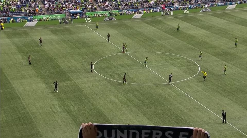 Arranca el partido y la pelota está en juego.