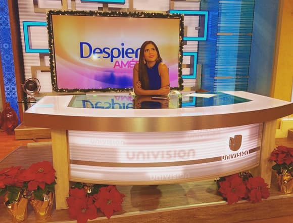 ¡La sorprendimos infraganti! ¿En qué estará pensando Francisca? ¡Nos encanta la época navideña!