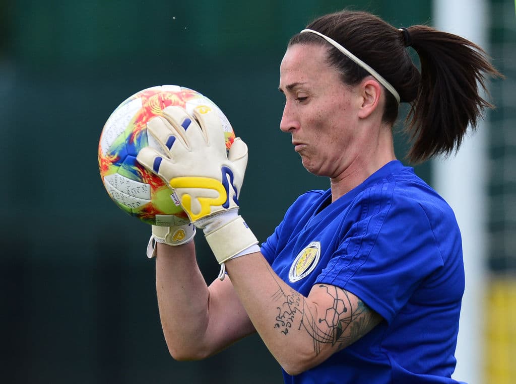 La Selección femenil de Escocia cerró su preparación para participar en su primera aventura en una Copa Mundial Femenina cuando el domingo próximo hagan su presentación en una competencia de esta envergadura ante, ni más ni menos que, Inglaterra, una nación con una gran rivalidad en el campo de fútbol sin importar la rama o la categoría. En medio de la última práctica antes de viajar a Francia algunas jugadoras participaron en una interesante sesión fotográfica.