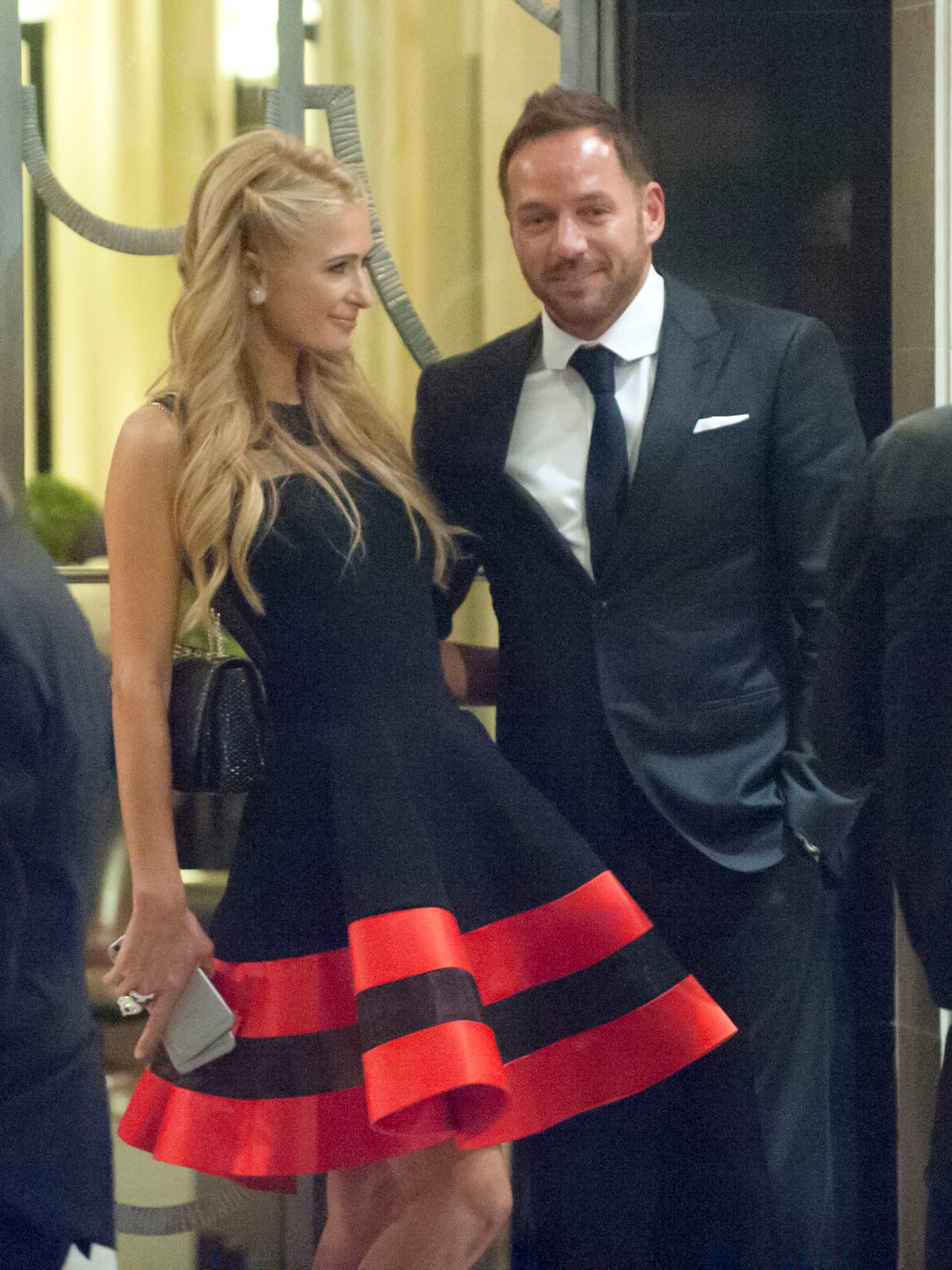 Hilton comenzó a salir con el empresario suizo Thomas Gross después de conocerlo en el Festival de Cine de Cannes en mayo de 2015. En abril del año siguiente se dio a conocer que los "horarios de trabajo y la larga distancia" habían provocado su separación.