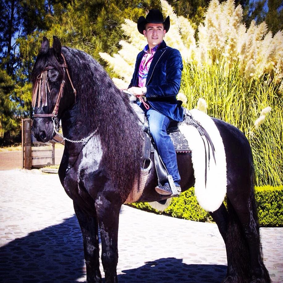 El año pasado se empezó a preparar para ofrecer también un espectáculo ecuestre y con esto darle un giro a su carrera.