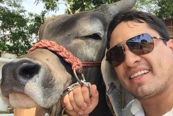 Julión Álvarez se cayó de un poni y tenemos el video