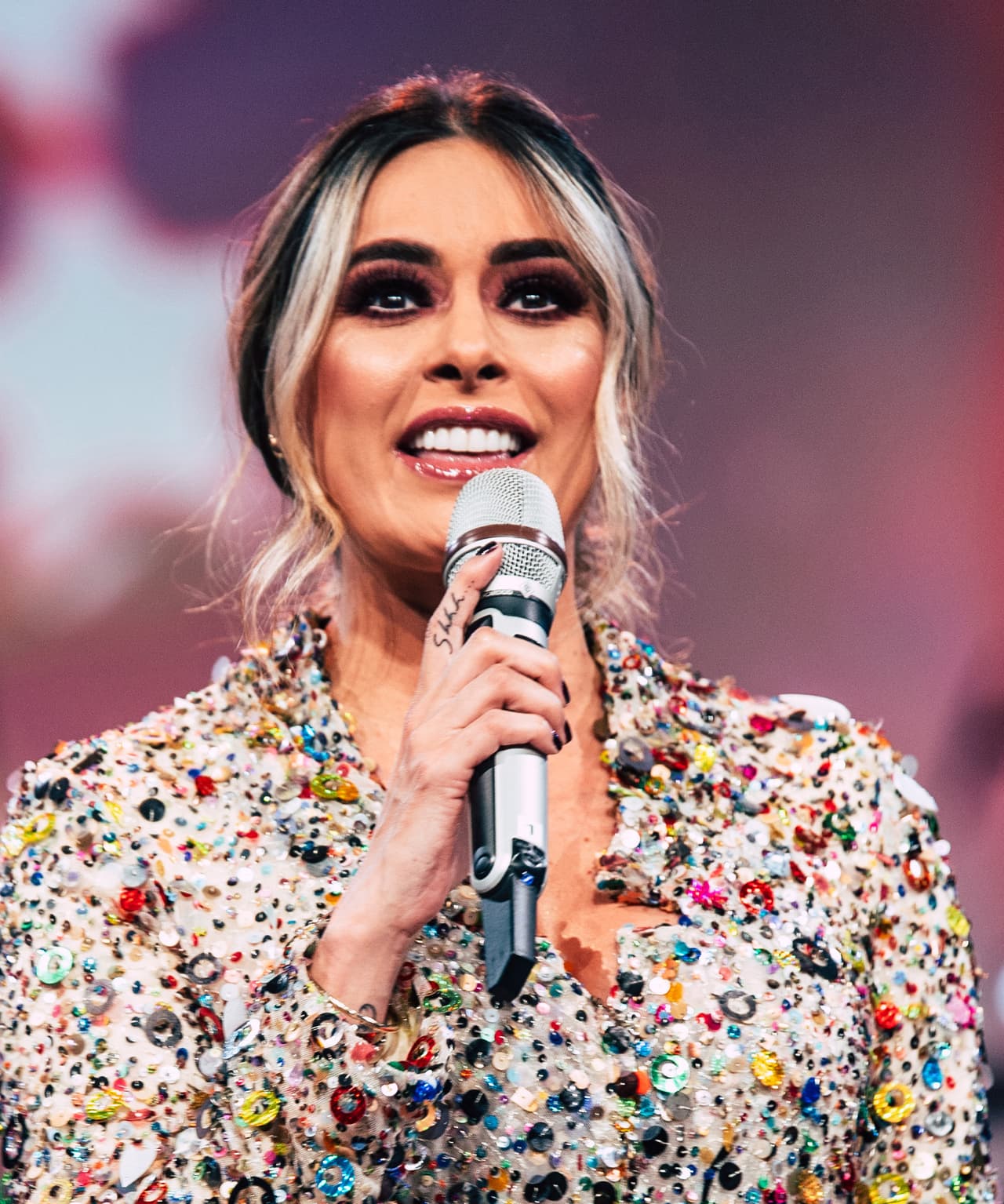 Otra vista del tatuaje en su dedo índice de la mano izquierda.