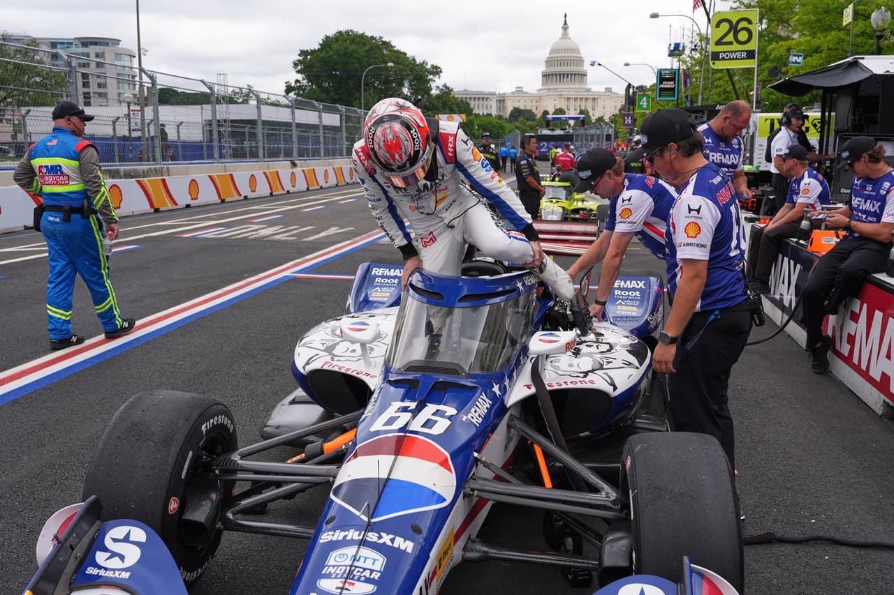 El piloto de carreras Marcus Armstrong aparece en una imagen mientras los demás pilotos realizan vueltas de práctica antes del Gran Premio Freedom 250 que se celebrará el domingo en Washington, el sábado 22 de agosto de 2026.