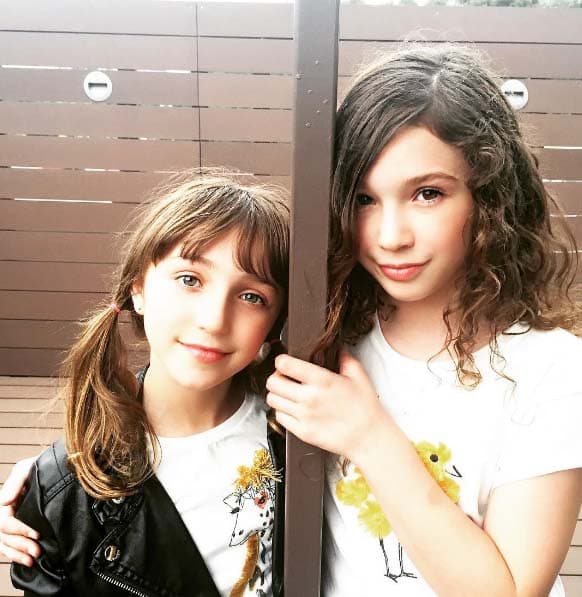 Con esas caritas parece que Mía y Nina no rompen ni un plato.