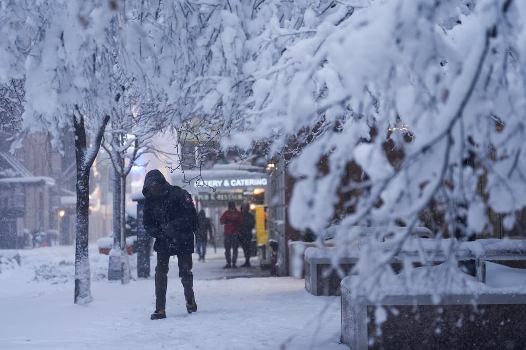 Con todo y tormenta de nieve, siempre hubo pequeños negocios de 
<b>venta de café y pastelitos</b> que abrieron en Manhattan, atendiendo a quienes salieron a trabajar bajo estas condiciones. Evitar una caída se convirtió en prioridad.
