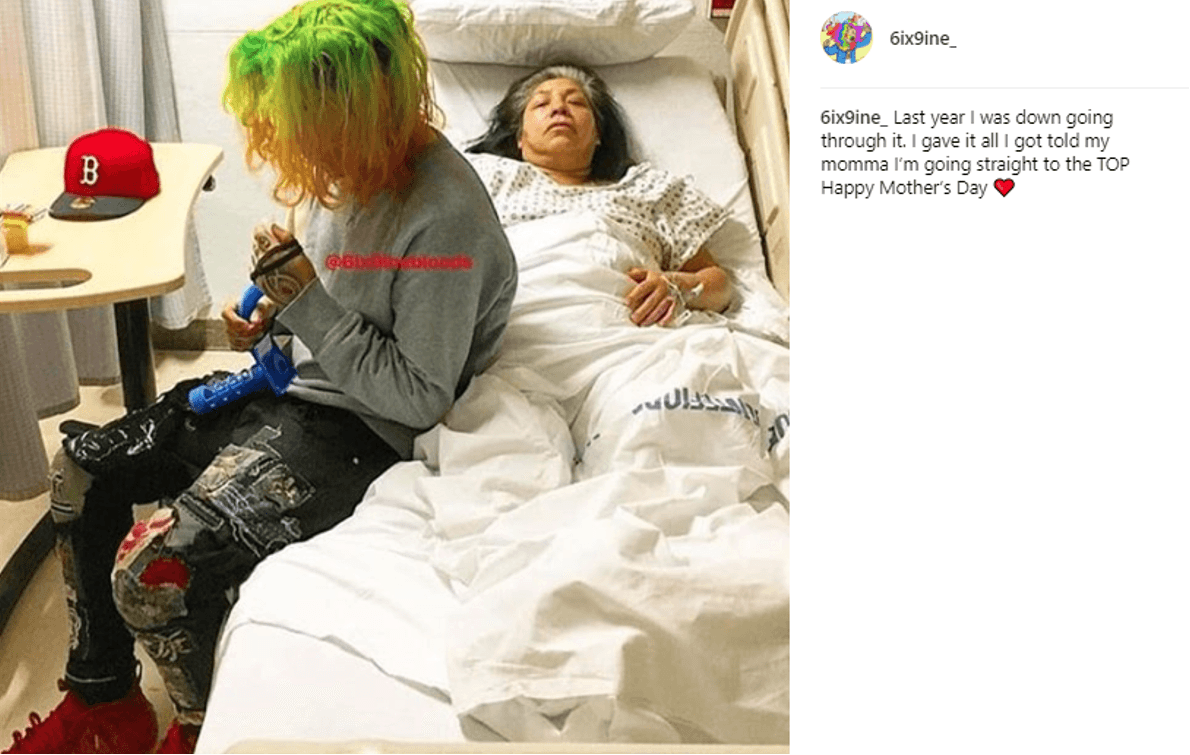 En 2009 su padre fue asesinado y Hernández, con 
<b>13 años</b>, abandonó la escuela para poder trabajar y ayudar a su madre a "pagar la renta". Entre esos "trabajos" estaba la venta de marihuana, dijo en 
<a href="https://www.youtube.com/watch?v=nIfXo2SbruU&feature=youtu.be&t=20m57s">entrevista con <b>No Jumper</b></a>.