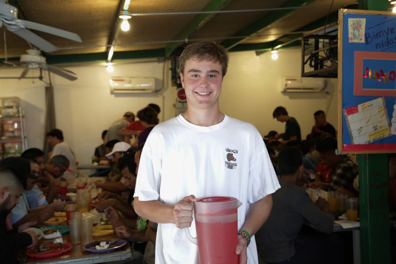 <b>Max Iseler, 17 años, Nogales.</b> A este estudiante de secundaria de Washington DC nos lo encontramos en Nogales (Sonora), en el albergue de migrantes a donde llegó para ayudar como voluntario durante una semana. "Quiero ayudar a encontrar una solución a este problema", le dijo a Univision Noticias. Allí nos contó que antes no era consciente de la medida en que la inmigración afecta a tanta gente de diferentes países. "No son solo números. Ver a la gente, escuchar sus historias y ver sus sonrisas me ha cambiado", asegura.