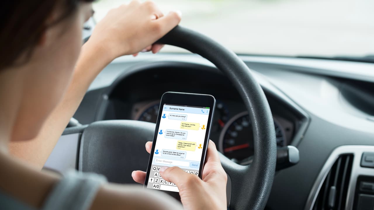 <b>Las compañías de seguros ya comenzaron a castigar a los conductores multados por conversar por texto detras del volante.</b>
<br>
<br>Hace sólo dos años una multa por 
<i>texting</i> tenía un efecto mínimo, o ningún efecto, sobre la póliza de seguros del multado. Hoy, el precio de la póliza puede aumentar 
<b>hasta un 16 por ciento </b>después de una multa por usar mensajes de texto detrás del volante. Un precio demasiado alto por confirmar una cita para almorzar, pero aún módico por poner en peligro la vida de otros conductores y pasajeros.