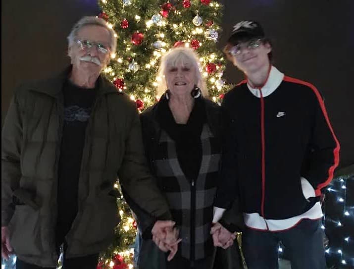 Estos abuelos son obligados a dejar a su nieto huérfano en la calle
