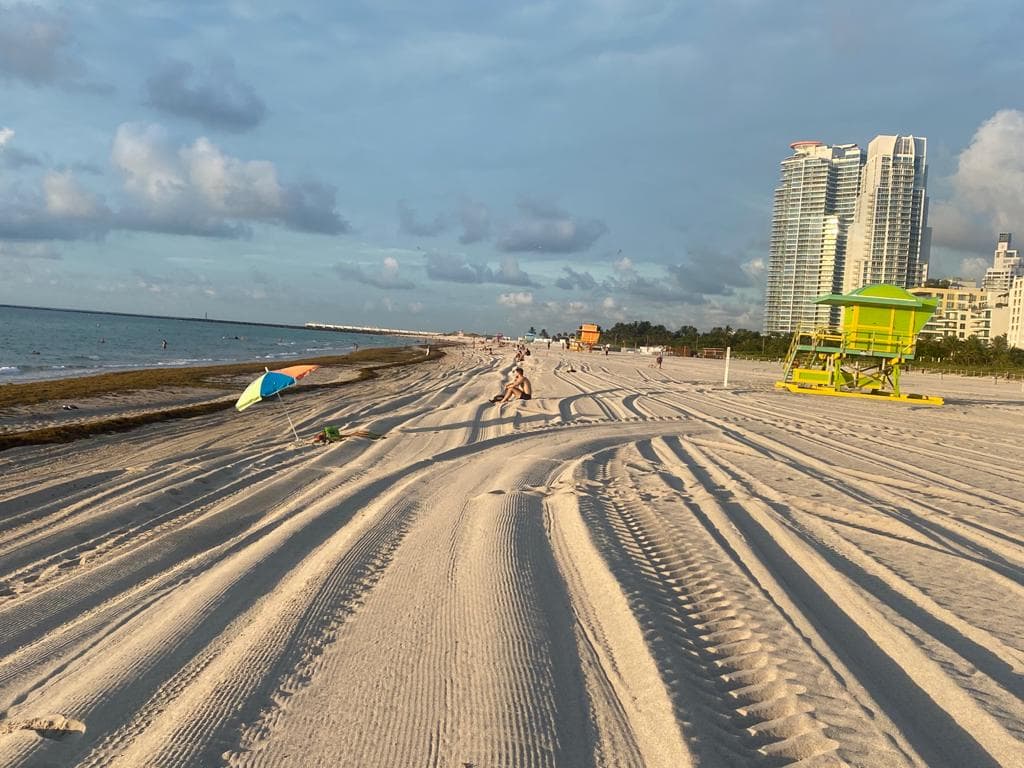 Es obligatorio que las personas utilicen mascarillas cuando no puedan mantener la distancia de 6 pies, excepto entre los miembros de una misma familia.