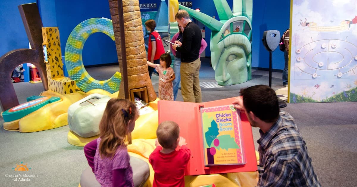 <b><a href="https://childrensmuseumatlanta.org/ " target="_blank">Children’s Museum of Atlanta</a>. </b>Children's Museum of Atlanta, una organización sin fines de lucro, se promueve como el único lugar educativo de este tipo en Atlanta. A través de iniciativas de alcance comunitario, programas educativos y exhibiciones diseñadas para niños de 0 a 8 años, el Museo se esfuerza por despertar la imaginación, el sentido de descubrimiento y el aprendizaje de cada niño a través del poder del juego.
<b> </b>