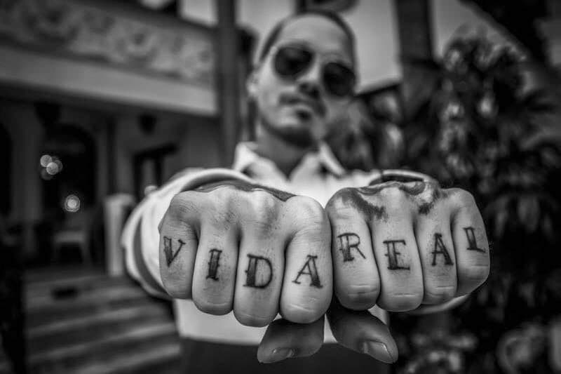 En sus dedos ostenta tatuajes de letras que forman las palabras "vida" y "real" que, ha confesado, son los dos más grandes valores que tiene.