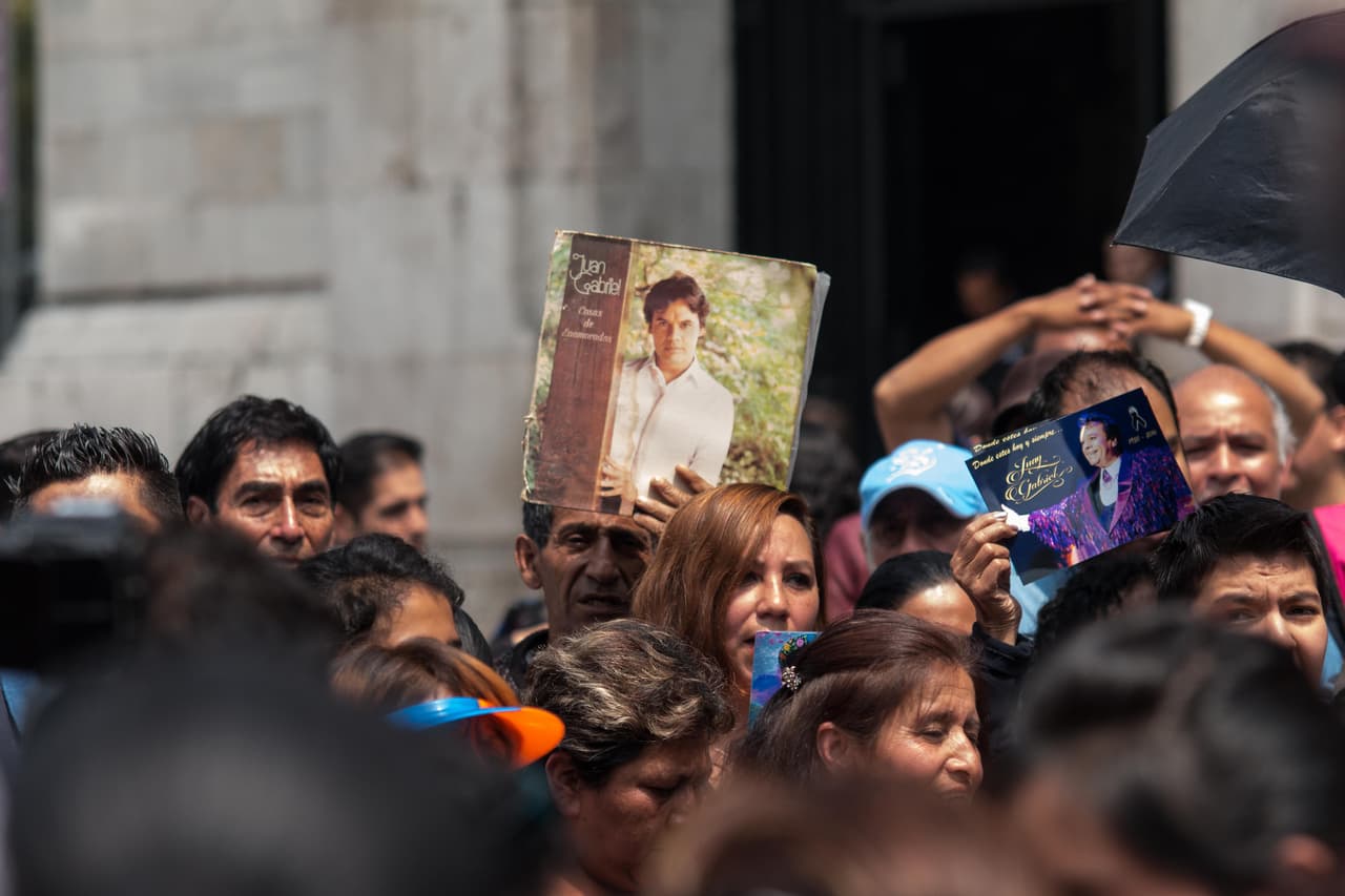 El homenaje a Juan Gabriel ha comenzado en la Ciudad de México desde que se supo de su muerte.