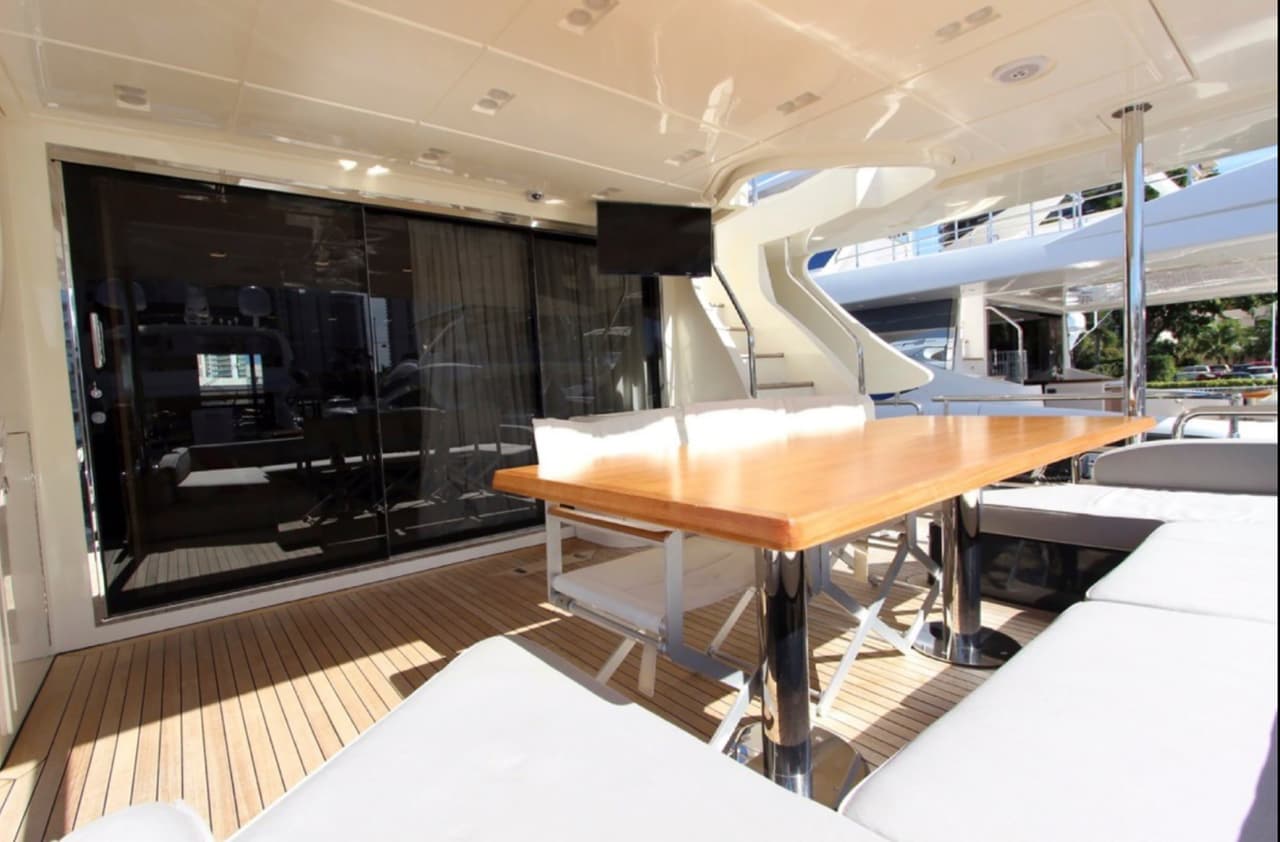 En la proa del barco, también hay almohadones para tomar sol, con reposeras iluminadas con luces halógenas, para disfrutar el lugar también de noche, con acceso directo desde la Cabina VIP.
<br>